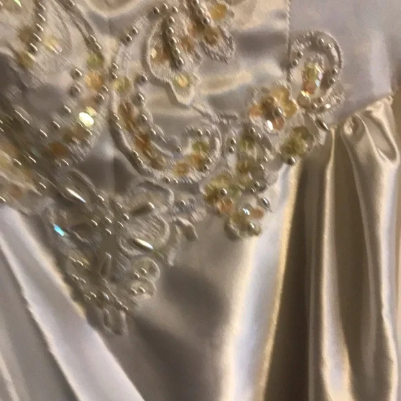 Vintage Alfred Angelo Beautiful Sequined Full Length Puff Sleeved Wedding Gown. - Picture 10 of 17